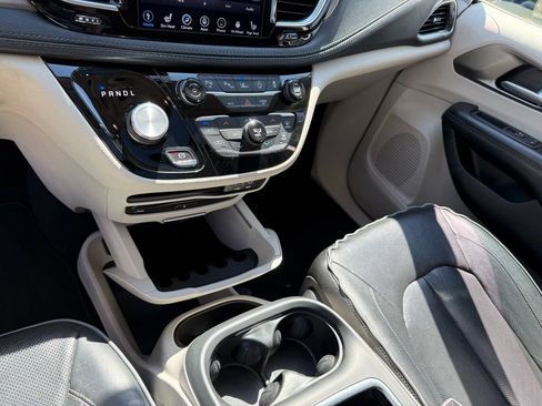 Used 2019 Chrysler Pacifica Limited w/ Advanced Safetytec Group FWD image 25