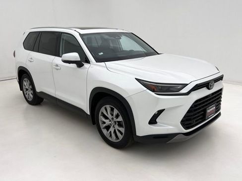 Used 2024 Toyota Grand Highlander AWD image 2