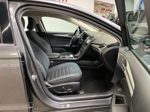 Used 2018 Ford Fusion SE w/ Fusion SE Technology Package image 10