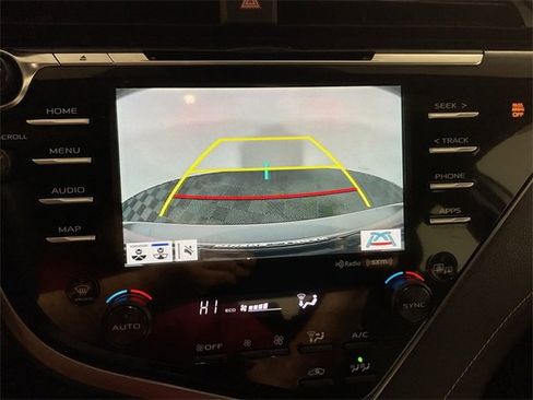 Used 2020 Toyota Camry SE image 3