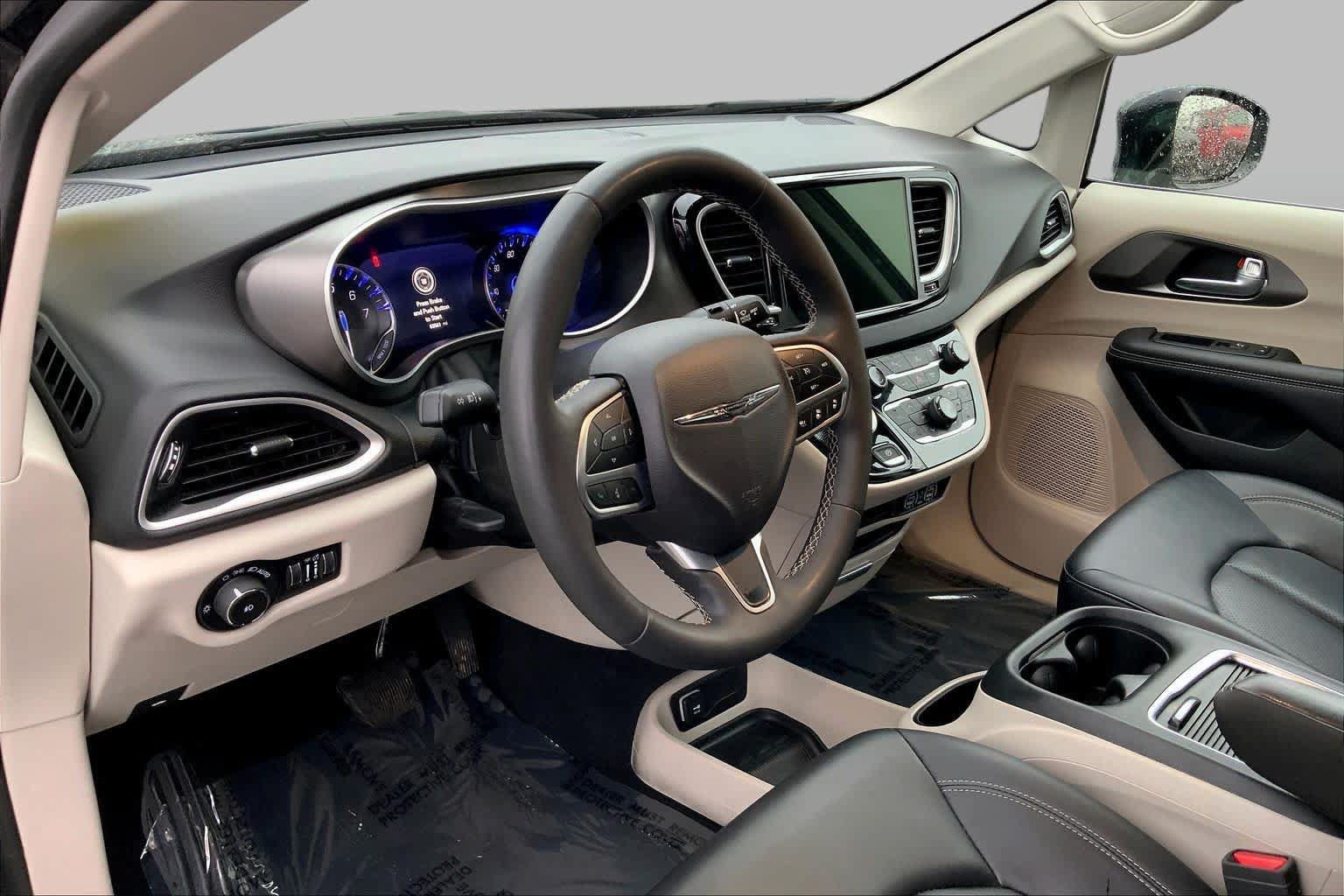 Used 2024 Chrysler Pacifica Touring-L FWD image 14
