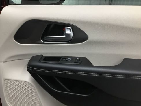 Used 2023 Chrysler Pacifica Touring-L image 19