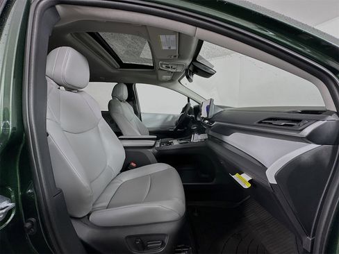 New 2026 Toyota Sienna XLE image 31