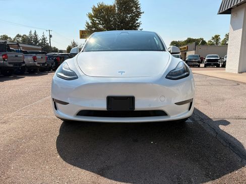 Used 2022 Tesla Model Y Long Range AWD/4WD image 3