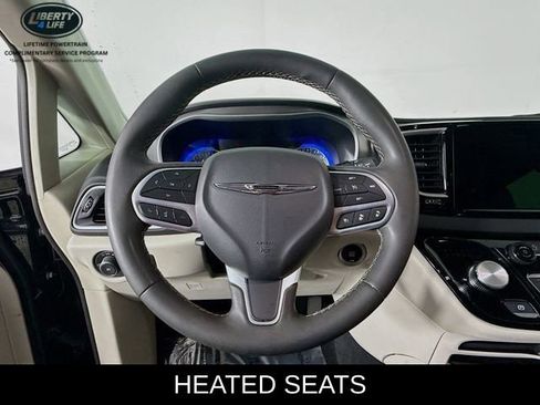 Used 2023 Chrysler Pacifica Touring-L image 11