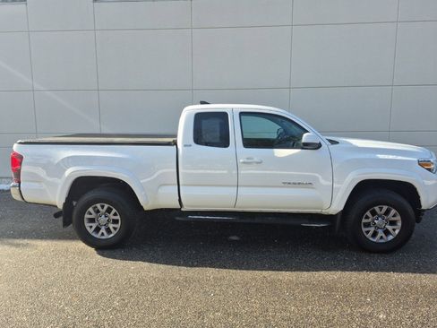 Used 2019 Toyota Tacoma SR5 w/ SR5 Appearance Package (SM) image 5
