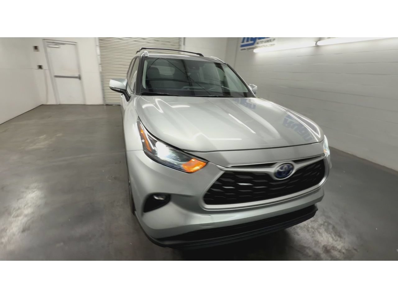 Used 2023 Toyota Highlander XLE FWD image 3