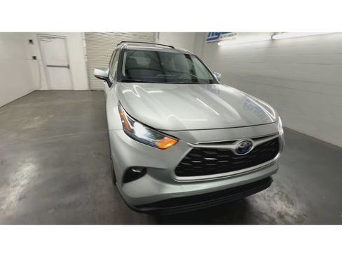 Used 2023 Toyota Highlander XLE FWD image 3