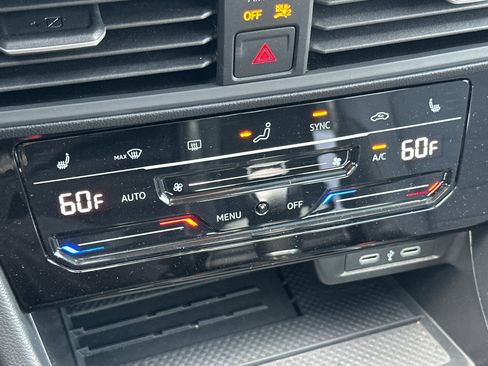 Used 2025 Volkswagen Jetta SE FWD image 20