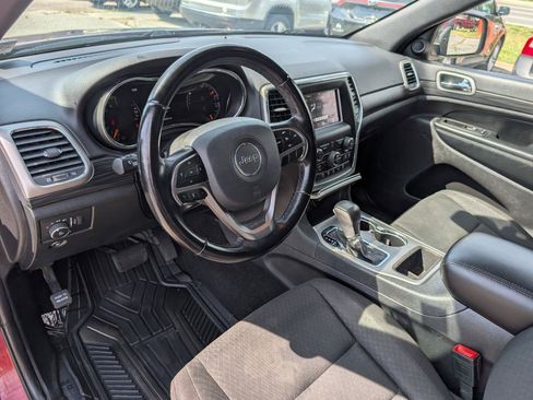 Used 2021 Jeep Grand Cherokee Laredo AWD/4WD image 17