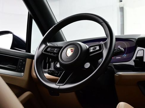 Certified 2024 Porsche Cayenne AWD/4WD image 20