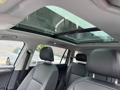 Used 2022 Volkswagen Tiguan SE w/ Panoramic Sunroof Package image 20