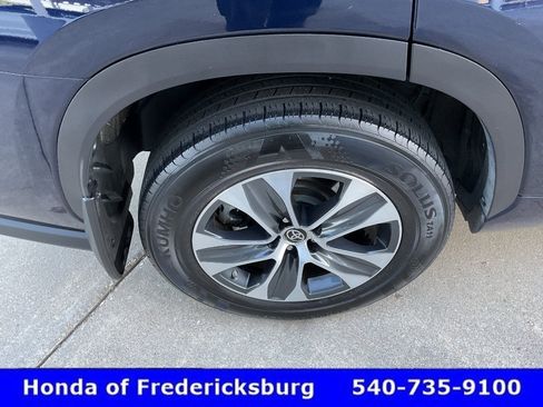 Used 2022 Toyota Highlander XLE AWD/4WD image 12