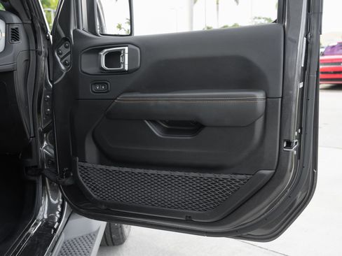 Used 2025 Jeep Wrangler Unlimited Sahara AWD/4WD image 38