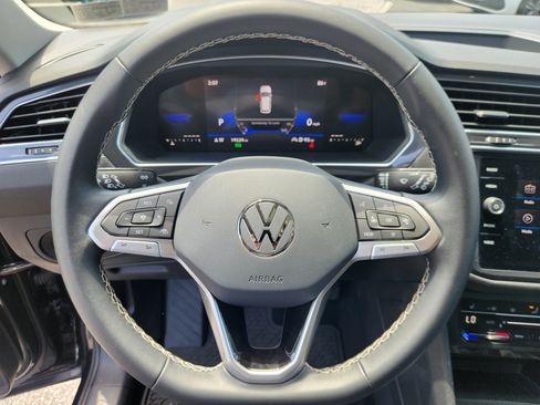 Certified 2023 Volkswagen Tiguan SE w/ Panoramic Sunroof Package FWD image 9