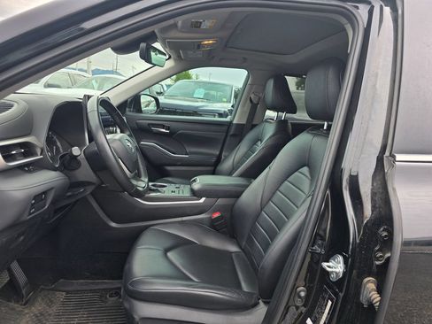 Used 2023 Toyota Highlander XLE AWD/4WD image 5
