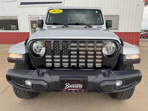 Used 2022 Jeep Gladiator Willys AWD/4WD image 2