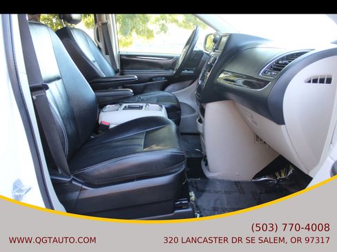 Used 2016 Chrysler Town & Country Touring w/ Driver Convenience Group image 22