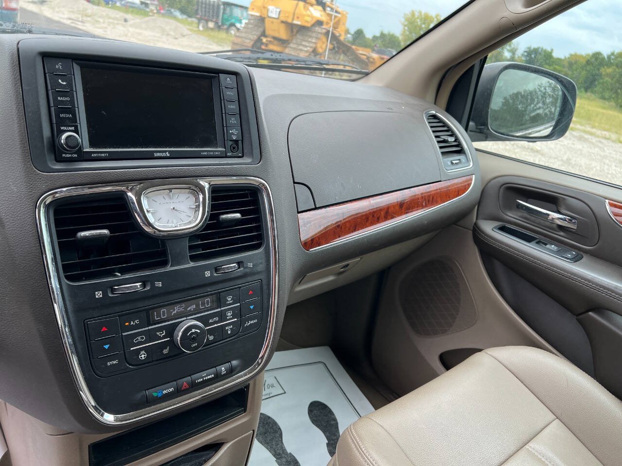 Used 2015 Chrysler Town & Country Touring w/ Driver Convenience Group FWD image 24