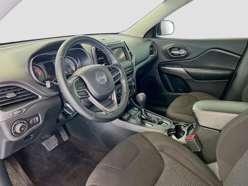 Used 2019 Jeep Cherokee Latitude w/ Cold Weather Group AWD/4WD image 11