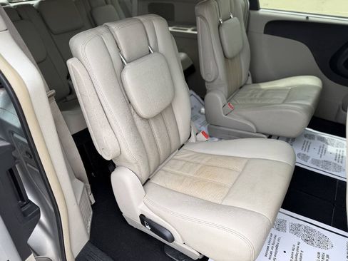 Used 2012 Chrysler Town & Country Touring-L w/ Entertainment Group #2 FWD image 19
