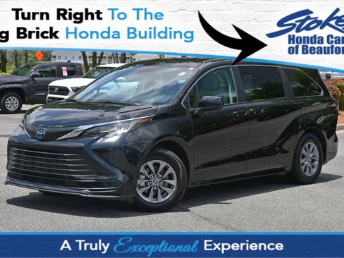 Used 2023 Toyota Sienna LE image 1