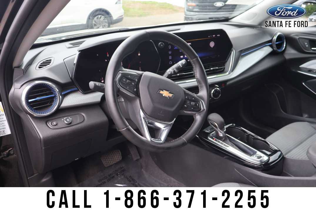 Used 2025 Chevrolet Trax LT w/ LT Convenience Package FWD image 12