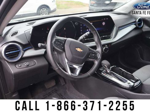 Used 2025 Chevrolet Trax LT w/ LT Convenience Package FWD image 12