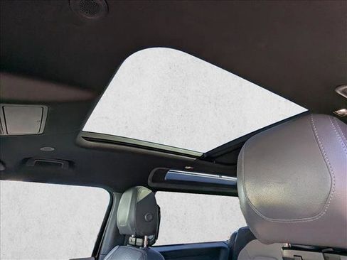 Used 2023 Land Rover Defender 90 X-Dynamic SE image 16