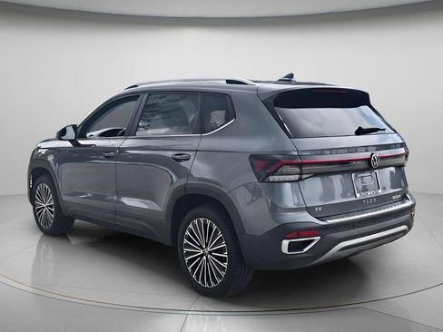 Certified 2026 Volkswagen Taos SE w/ Panoramic Sunroof Package FWD image 8