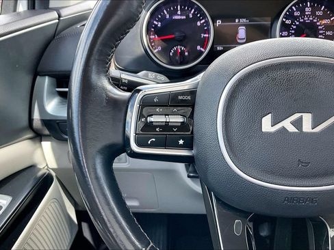 Used 2023 Kia Carnival LX FWD image 10