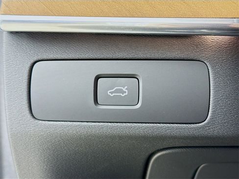 Certified 2025 Volvo XC90 B6 Plus w/ Protection Package Premier image 10
