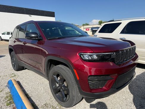 Used 2025 Jeep Grand Cherokee Altitude AWD/4WD image 2