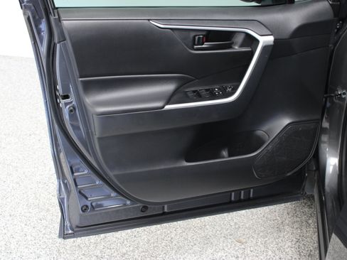 Used 2025 Toyota RAV4 LE AWD/4WD image 12