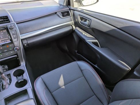 Used 2016 Toyota Camry SE w/ Moonroof Package FWD image 18