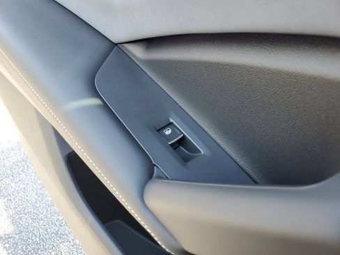 Used 2025 Volkswagen Tiguan SE w/ Panoramic Sunroof Package AWD/4WD image 14