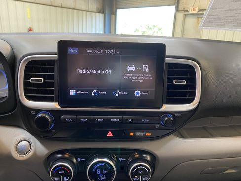 Used 2024 Hyundai Venue SEL image 36