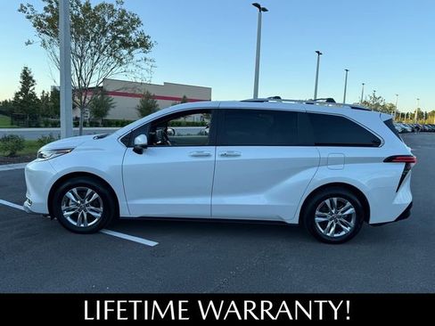 Used 2023 Toyota Sienna Limited image 3