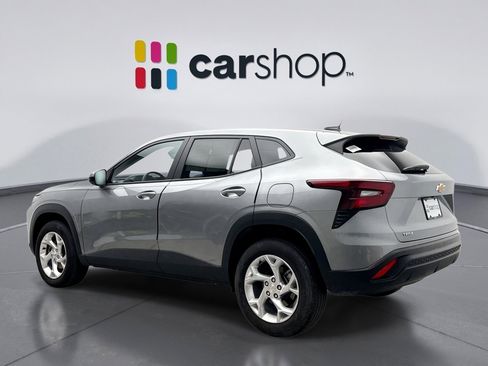 Used 2025 Chevrolet Trax LS w/ LS Convenience Package FWD image 3