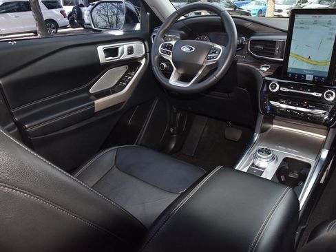 Certified 2022 Ford Explorer Limited w/ Limited Technology Package image 16
