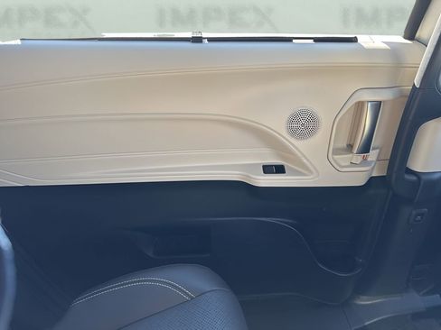 Used 2025 Toyota Sienna Platinum image 15