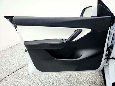 Used 2022 Tesla Model Y Long Range image 19