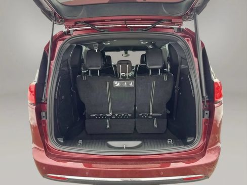 Used 2020 Chrysler Pacifica Touring-L FWD image 24
