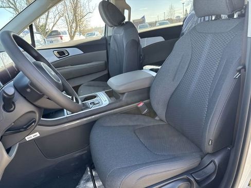 New 2026 Kia Carnival LX FWD image 18