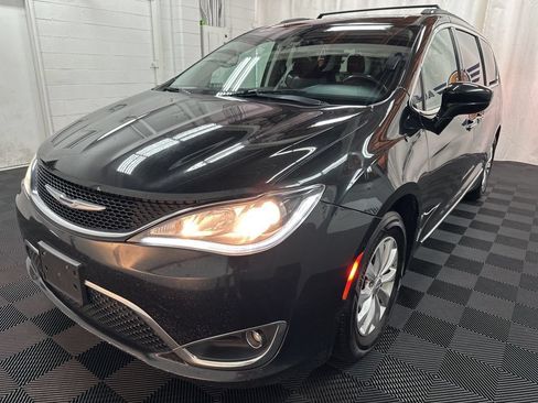 Used 2017 Chrysler Pacifica Touring-L FWD image 5