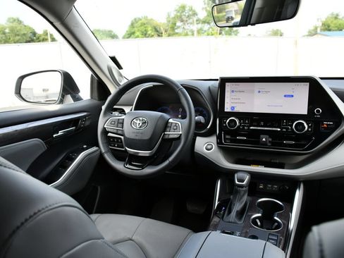 Used 2024 Toyota Highlander Limited FWD image 26