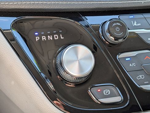 Used 2023 Chrysler Pacifica Touring-L FWD image 25