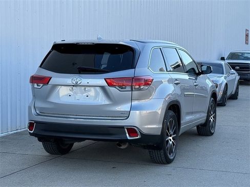 Used 2017 Toyota Highlander SE image 4