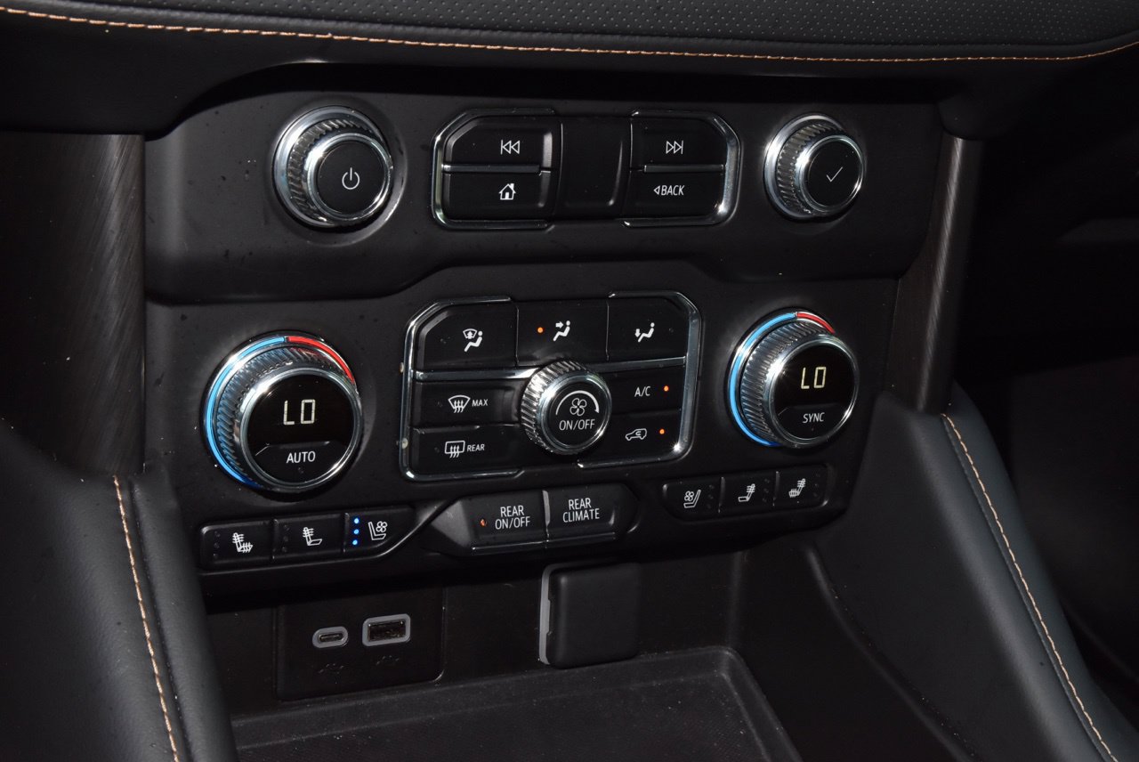 Used 2024 GMC Yukon AT4 w/ Technology Package AWD/4WD image 32