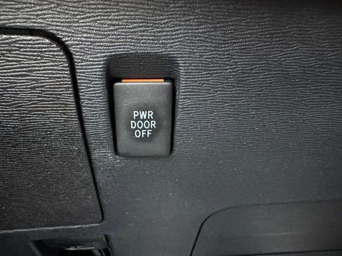Used 2018 Toyota Sienna SE Premium w/ Carpet Mat Package FWD image 13